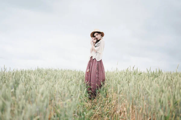 Menina Roupas Estilo Ecológico Posando Fundo Natureza Retrato Uma Jovem — Fotografia de Stock