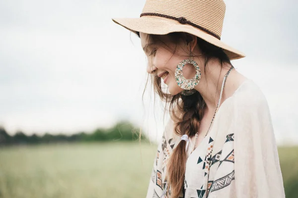 Girl Eco Style Clothes Posing Nature Background Portrait Smiling Young — Stock Photo, Image