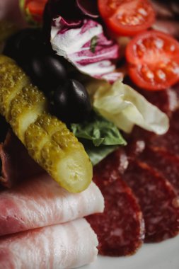 Sosis ve sebze plaka üzerinde. Gıda fotoğrafı kapatın