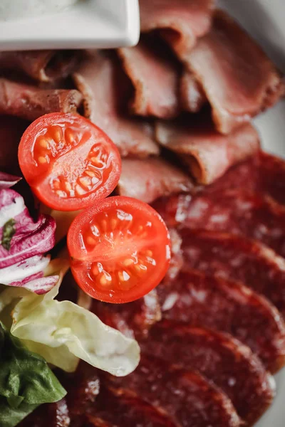 Sosis ve sebze plaka üzerinde. Gıda fotoğrafı kapatın