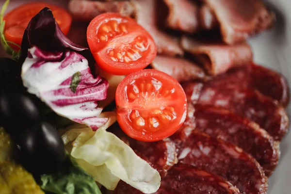 Sosis ve sebze plaka üzerinde. Gıda fotoğrafı kapatın