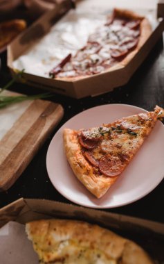 Pizza partisi için parlak plakalı ahşap tablo ayarlama. Karanlık rustik tonlama gıda fotoğraf. Üstten görünüm görüntü.