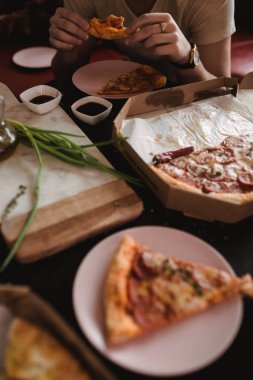 Pizza partisi için parlak plakalı ahşap tablo ayarlama. Karanlık rustik tonlama gıda fotoğraf. Üstten görünüm görüntü.