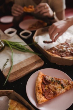 Pizza partisi için parlak plakalı ahşap tablo ayarlama. Karanlık rustik tonlama gıda fotoğraf. Üstten görünüm görüntü.