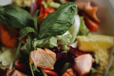 Baked somon sıcak salatası yemek görüntüsünü kapatın. Makro gıda Fotoğrafçılık sağlıklı yemek
