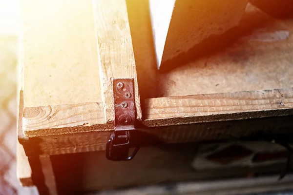 Fijación de hierro en una caja de madera. Diseño de loft Interior de vestidor. Copyspace del destello de la luz solar para el texto y el diseño —  Fotos de Stock