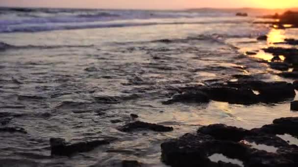 Coucher de soleil chaud puissantes vagues tropicales de la mer sur la plage. Fond rocheux et eau claire — Video