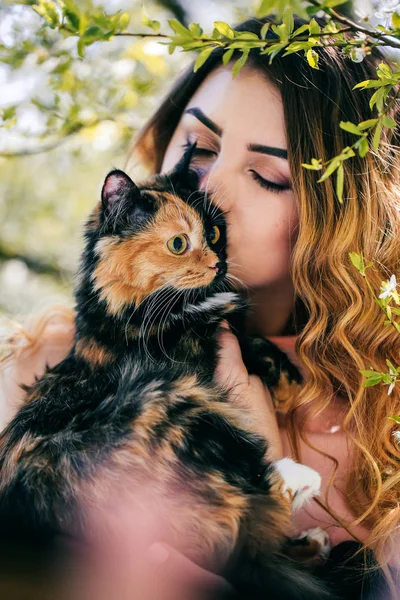 소녀와 고양이입니다 따뜻한 Bokeh 배경입니다 고양이 마스크 — 스톡 사진