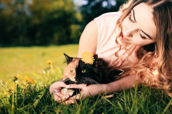 고양이 잔디에 소녀입니다 따뜻한 Bokeh 배경입니다 고양이 마스크 — 스톡 사진