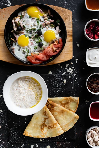 Πρωινό Φαγητό Έννοια Σκούρο Φόντο Τηγάνι Αυγά Λαχανικά Oatmeal Τηγανίτες — Φωτογραφία Αρχείου