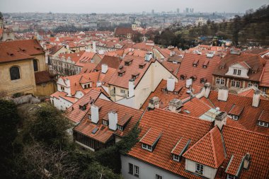 Kent Prag'ın kırmızı çatılar ve sis kilisede. Praha eski şehir şehir manzarası. Tonlama rustik gri renkler.