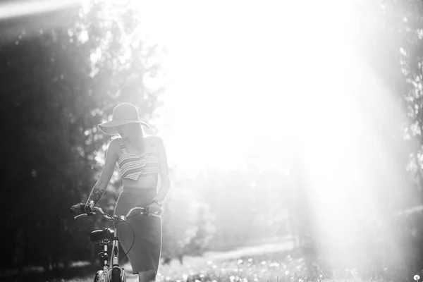 Silhueta Menina Dirigindo Bicicleta Livre Conceito Estilo Vida Ensolarado Verão — Fotografia de Stock