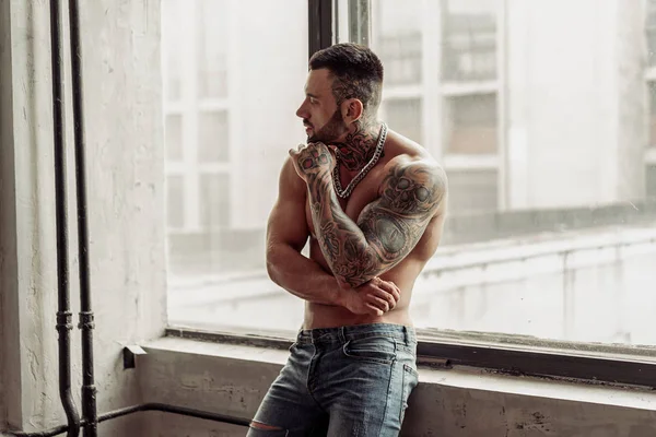 Retrato Moda Sexy Modelo Masculino Com Tatuagem Uma Barba Preta — Fotografia de Stock