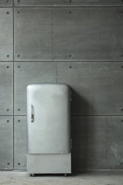 Şık eski retro SSCB buzdolabı moda iç. Gri arka plan