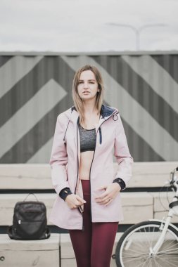 Yaşam tarzı spor concepte. Vintage Bisiklet şehir park olan seksi kadın portresi. Doğa renk tasarımı için tonlama.