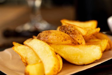 Patates kızartması yemek görüntü kadar kapatın. Sağlıksız yiyecek makro çekim.