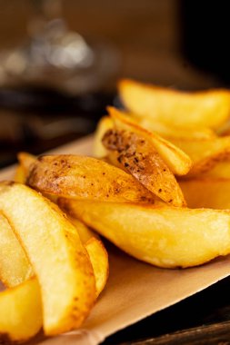 Patates kızartması yemek görüntü kadar kapatın. Sağlıksız yiyecek makro çekim.