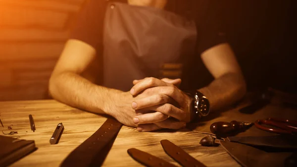 Arbeitsprozess Der Ledergürtel Der Werkstatt Mann Hält Hände Auf Holztisch — Stockfoto