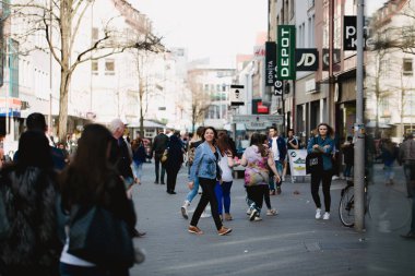 Nürnberg, Almanya - 5 Nisan 2018: Old Town (Altstadt sokakta yürüyen insanlar).