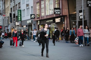 Nürnberg, Almanya - 5 Nisan 2018: Old Town (Altstadt sokakta yürüyen insanlar).