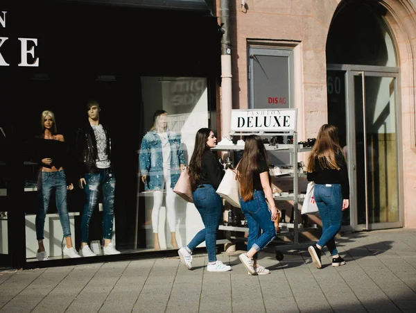 Nurnberg Alemanha Abril 2018 Pessoas Andando Rua Cidade Velha Altstadt — Fotografia de Stock