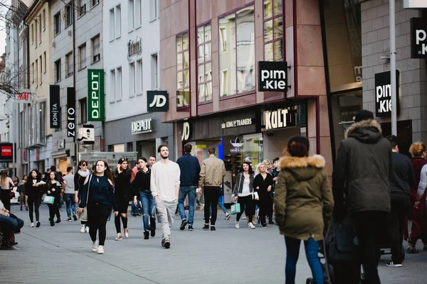 Nurnberg Alemania Abril 2018 Gente Caminando Por Calle Casco Antiguo —  Fotos de Stock