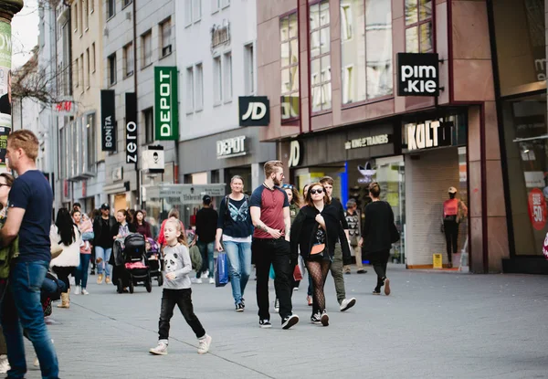 Nurnberg Alemania Abril 2018 Gente Caminando Por Calle Casco Antiguo —  Fotos de Stock