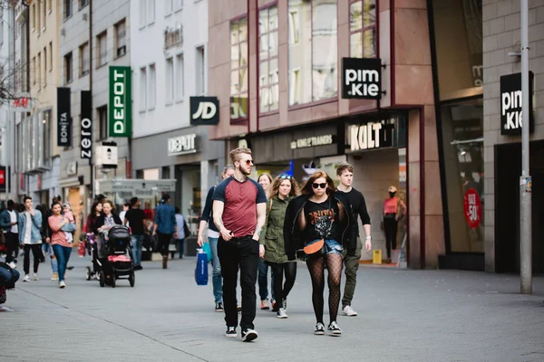 Nurnberg Alemania Abril 2018 Gente Caminando Por Calle Casco Antiguo —  Fotos de Stock