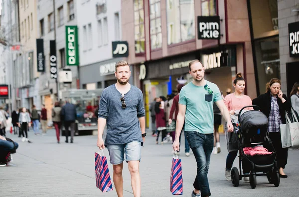 Nurnberg, Alemania - 5 de abril de 2018: Gente caminando por la calle en el casco antiguo Altstadt —  Fotos de Stock