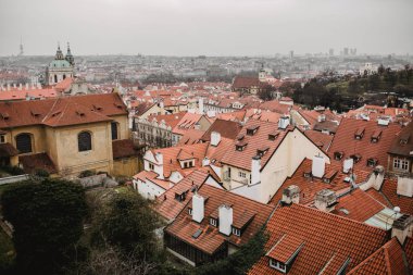 Kırmızı çatılar ve kilise ile Panorama Prag. Praha eski şehir şehir manzarası. Tonlama rustik gri renkler