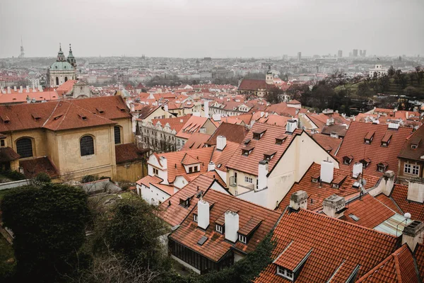 Panorama Pragi z czerwonymi dachami i Kościół. Widok na miasto Praha stare miasto. Rustykalne kolory szary, tonowanie — Zdjęcie stockowe