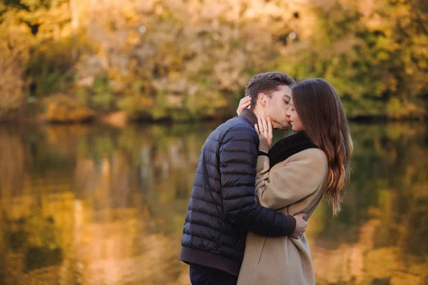 Pareja Enamorada Pie Parque Otoño Con Hojas Amarillas Caídas Hombre —  Fotos de Stock