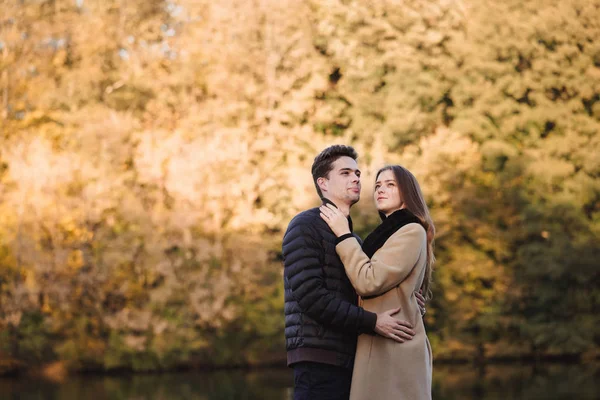 Pasangan Jatuh Cinta Berdiri Taman Musim Gugur Dengan Daun Jatuh — Stok Foto