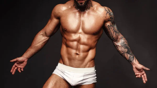 Vücut kas gövde ile. Başlık resmi bir kas vücut ile seksi adam. Sexi erkek model portresi. Sıcak maço siyah arka plan üzerine abs teşkil etmektedir. 16 9'ürün tasarımı için