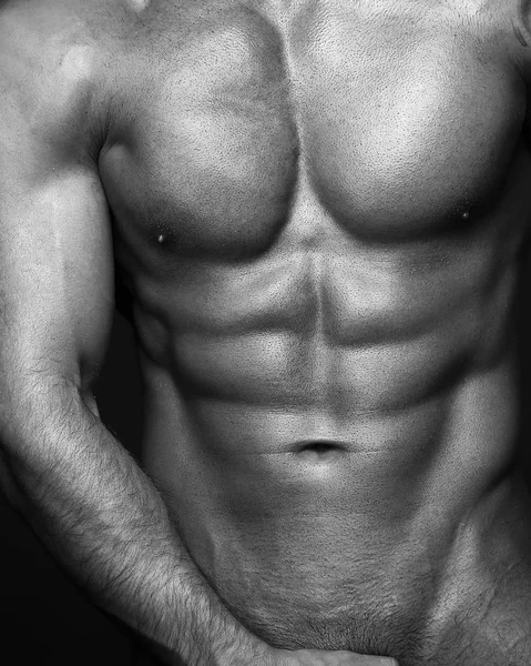 Εικόνα μέρος του σώματος. Μαύρο και άσπρο contast φωτογραφία σέξι mans μυώδες σώμα. Sexi αρσενικό μοντέλο. Hot macho, bodybuilder με μυών του κορμού σε abs θέτει. 4 στα 5 καλλιεργειών — Φωτογραφία Αρχείου