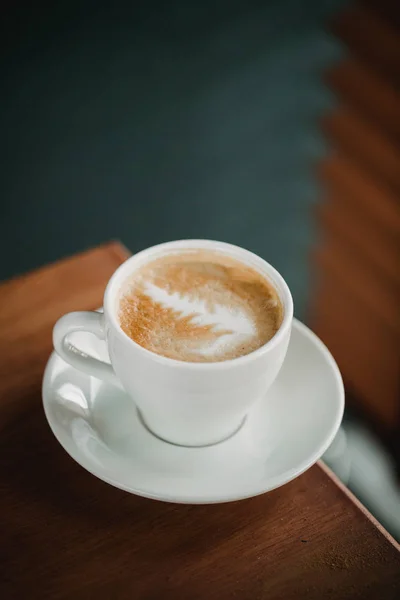 Винтажный фон кофе. Фотография еды для дизайна. Latte art on cup — стоковое фото