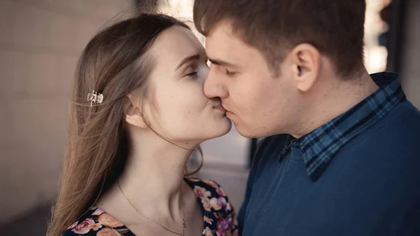 Banner tamaño 16 en 9. Par en el amor en la ciudad. Colorido tono amarillo cálido. Tema San Valentín Day . —  Fotos de Stock