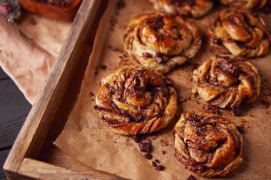 Çikolatalı kek yemek kavram olarak Cinnabon. Görünümü kapatın