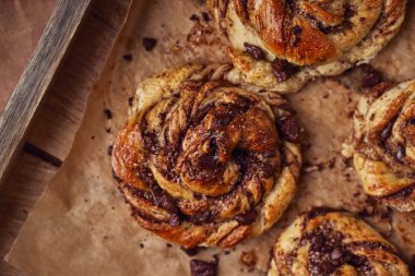 Çikolata ve pasta yemek kavram olarak tarçın ile buns. Üstten görünüm. Görüntüyü Kapat