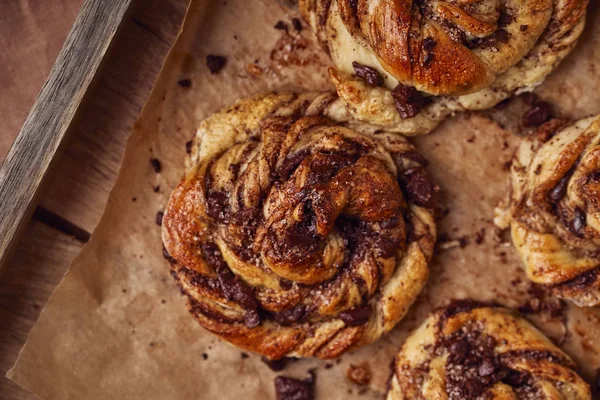 Çikolata ve pasta yemek kavram olarak tarçın ile buns. Üstten görünüm. Görüntüyü Kapat