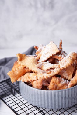 Çırpı - pudra şekeri ile Rus geleneksel tanımlama. Yiyecek konsepti. Hvorost beyaz mermer arka planda, boşaltmak için metin ve tasarım öğeleri ile plaka