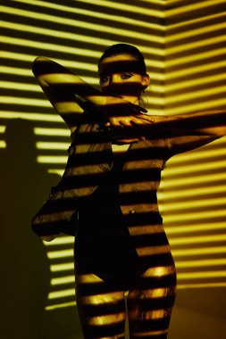 Kız ışık çizgileri ve altın renkli gölgeler güzellik portresi. Hight Kalite rötuş fotoğraf. Moda glamour model