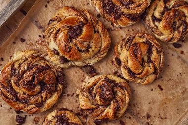 Çikolata ve pasta yemek kavram olarak tarçın ile buns. Üstten görünüm. Görüntüyü Kapat.