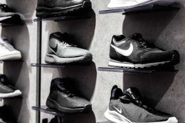 Nurmberg, Almanya - 27 Şubat 2019: Nike siyah adam ayakkabı dükkanda çıkamaz. Modaya ayak ayakkabı giymek. Fotoğraf spor kavram kapatın