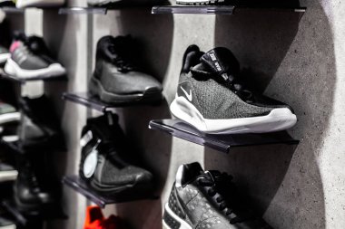 Nurmberg, Almanya - 27 Şubat 2019: Nike siyah adam ayakkabı dükkanda çıkamaz. Modaya ayak ayakkabı giymek. Fotoğraf spor kavram kapatın