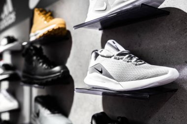 Nurmberg, Almanya - 27 Şubat 2019: Nike siyah adam ayakkabı dükkanda çıkamaz. Modaya ayak ayakkabı giymek. Fotoğraf spor kavram kapatın