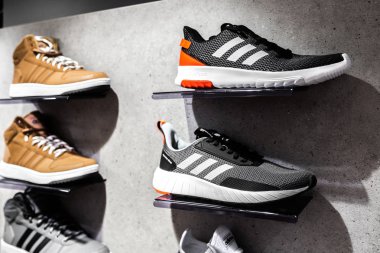 Nurmberg, Almanya - 27 Şubat 2019: Adidas siyah adam ayakkabı dükkanda çıkamaz. Modaya ayak ayakkabı giymek. Fotoğraf spor kavram kapatın