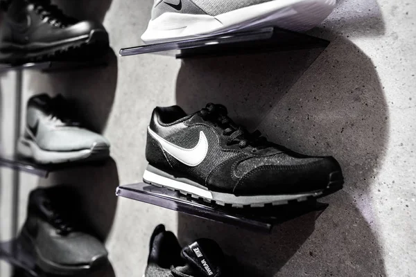 Nurmberg, ALEMANHA - 27 de fevereiro de 2019: Os tênis NIKE black man na concha da loja. Sapatos de uso de pé na moda. Close up foto esporte conceito — Fotografia de Stock