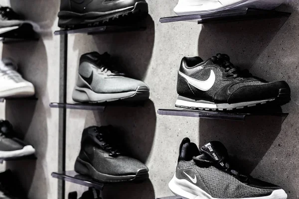 Nurmberg, ALEMANHA - 27 de fevereiro de 2019: Os tênis NIKE black man na concha da loja. Sapatos de uso de pé na moda. Close up foto esporte conceito — Fotografia de Stock