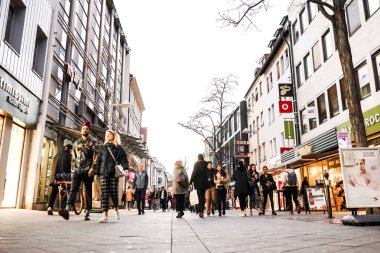 Nurmberg, Almanya - 27 Şubat 2019: alışveriş caddesi üzerinde yürüyen insanlar